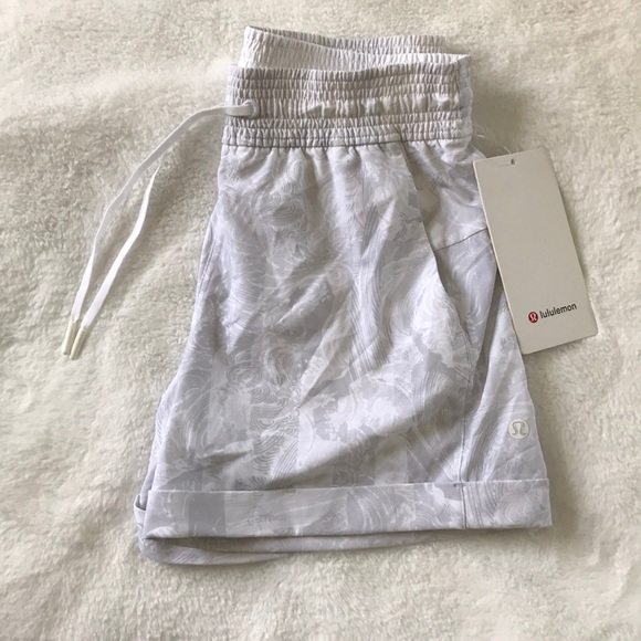lululemon athletica Pants - RARE NWT LULULEMON SPRING BREAK AWAY SHORT SIZE 2